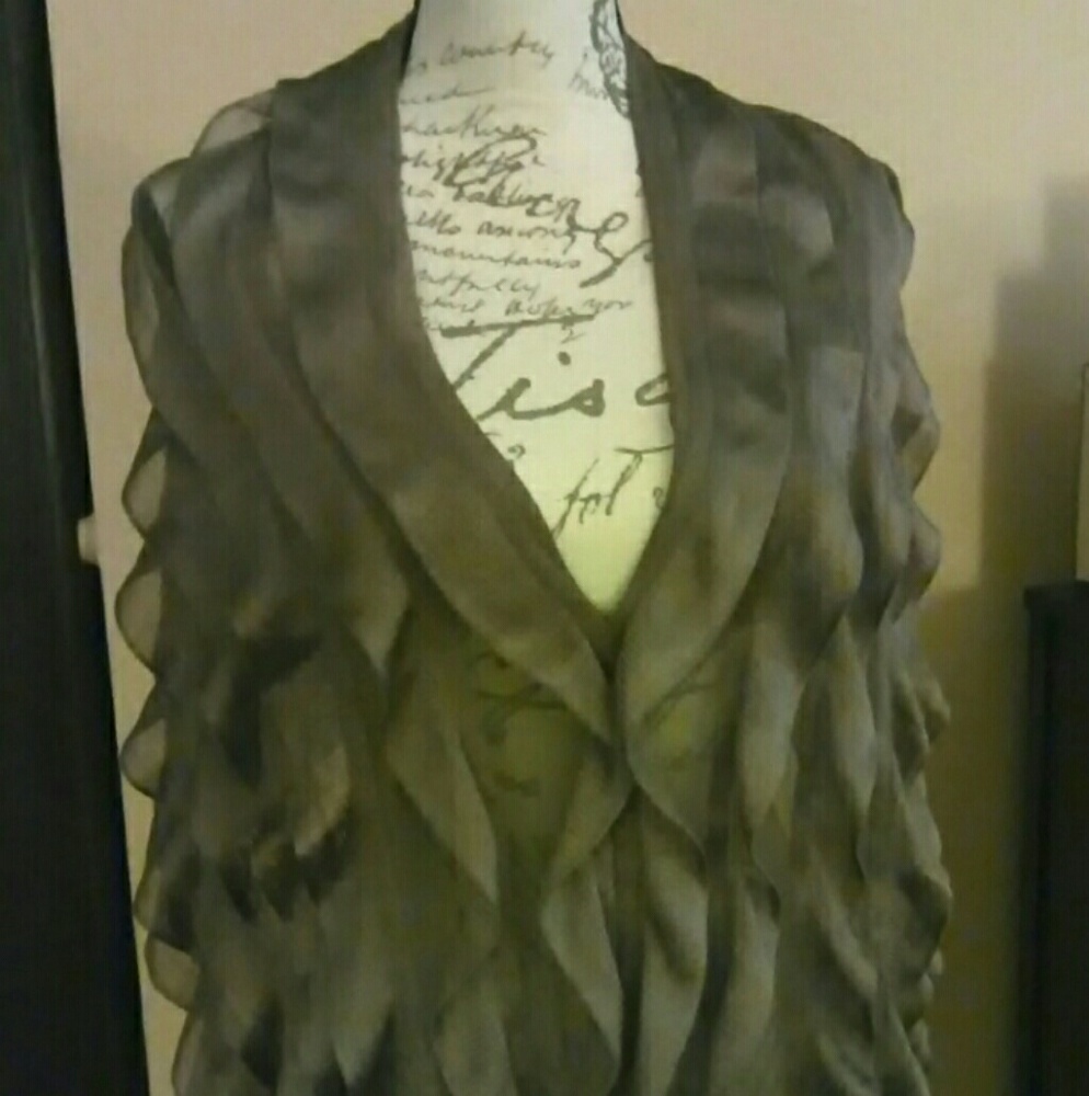 Shawl. Silk shawl with ruffles.